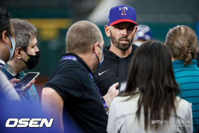 [사진] 쥐재진들과 대화를 나누고 있는 텍사스의 크리스 우드워드 감독.ⓒGettyimages(무단전재 및 재배포 금지)