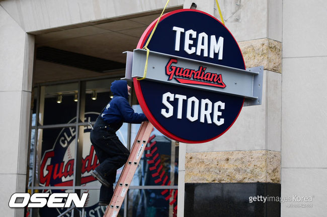 [사진] 20일(한국시간) 프로그레시브 필드 외벽에 설치되고 있는 '가디언스' 팀 스토어 간판. 이 간판이 설치가 마무리되기 전 마운트가 부러지면서 바닥으로 떨어졌다.ⓒGettyimages(무단전재 및 재배포 금지)