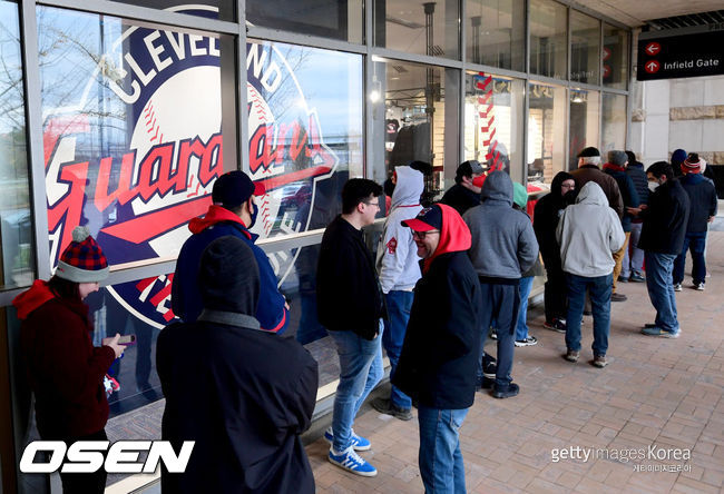 [사진] 클리블랜드 팬들이 20일(한국시간) 새 이름 가디언스가 들어간 각종 기념품을 사기 위해 프로그레시브 필드 팀 스토어 앞에 줄을 서 입장을 기다리고 있다. ⓒGettyimages(무단전재 및 재배포 금지)