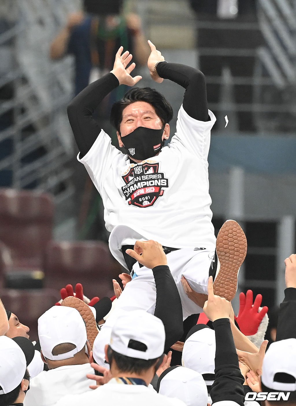 경기를 마치고 KT 이강철 감독이 헹가래를 받고 있다. 2021.11.18/ soul1014@osen.co.kr