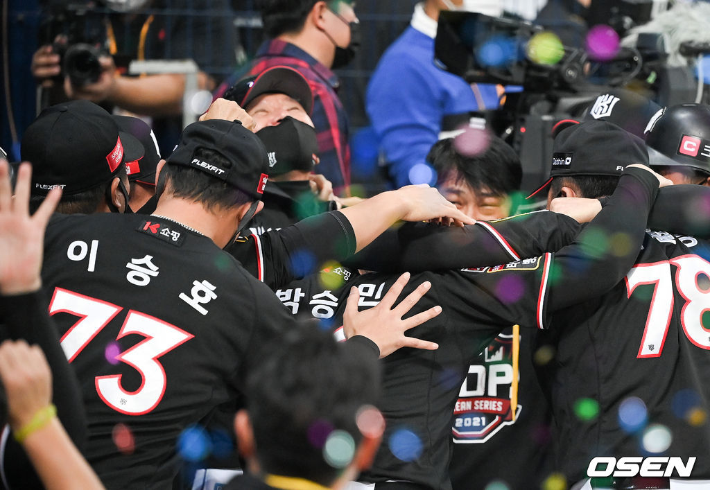 18일 오후 서울 고척스카이돔에서 두산 베어스와 KT 위즈의 2021시즌 KBO리그 한국시리즈 4차전이 열렸다.우승 확정되자마자 KT 이강철 감독이 코칭스태프와 함께 기뻐하고 있다. 2021.11.18/ soul1014@osen.co.kr