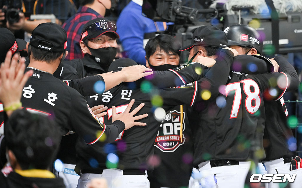 경기를 마치고 KT 이강철 감독이 코칭스태프와 기뻐하고 있다. 2021.11.18/ soul1014@osen.co.kr