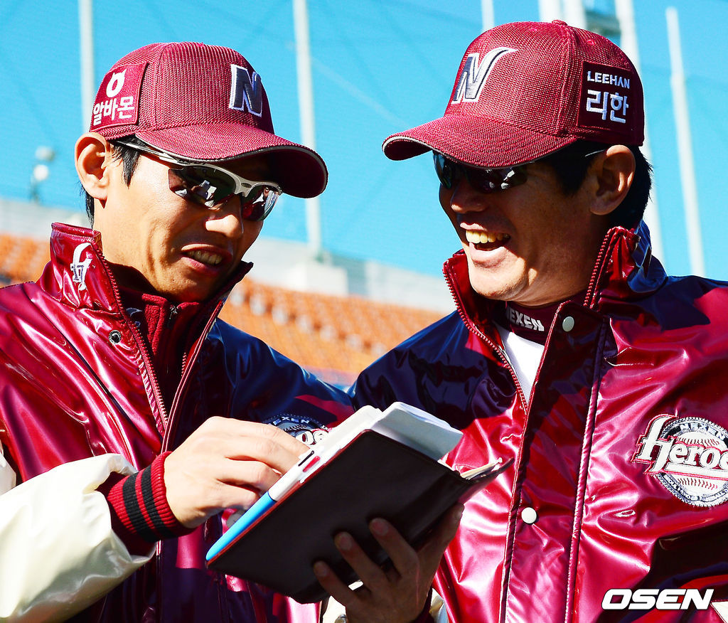 2012시즌 종료 후 염경엽 신임 감독과 이강철 수석 코치가 마무리훈련에서 이야기를 나누고 있다. / rumi@osen.co.kr