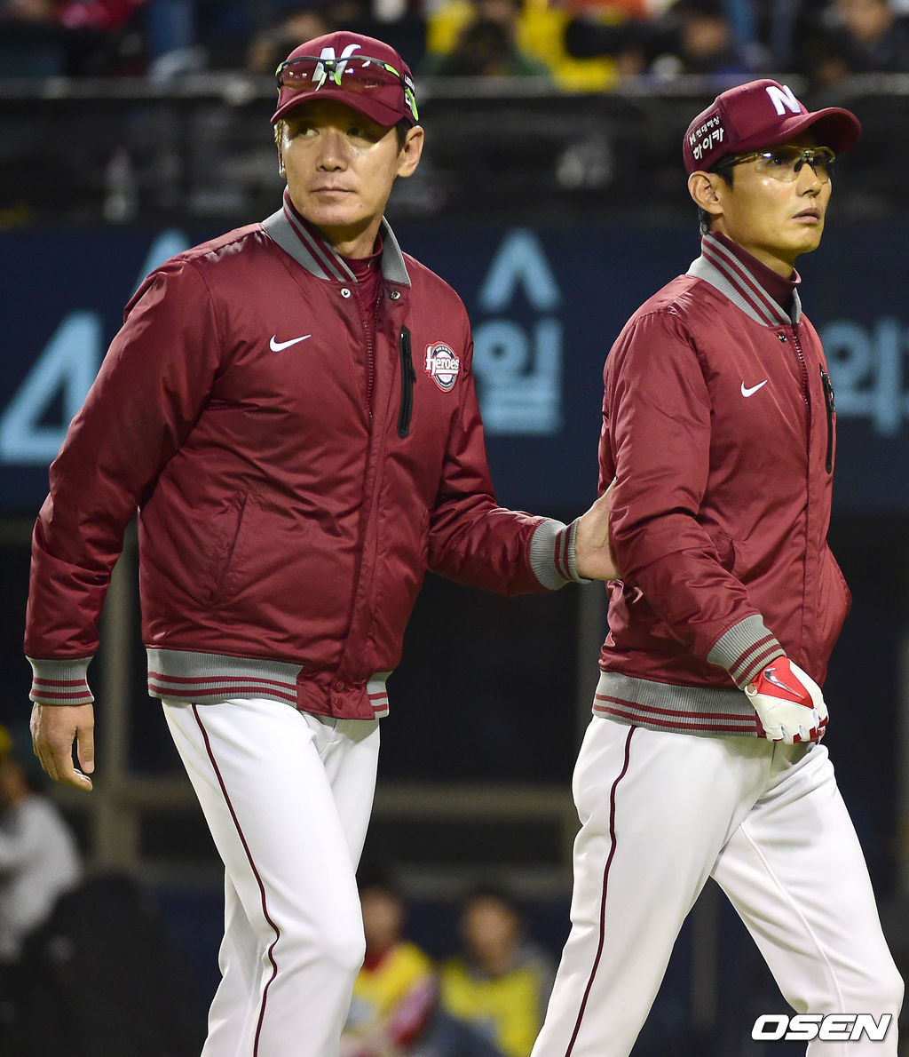2014시즌 염경엽 신임 감독과 이강철 수석 코치가 심판판정을 어필한뒤 더그아웃으로 들어가고있다. /dreamer@osen.co.kr