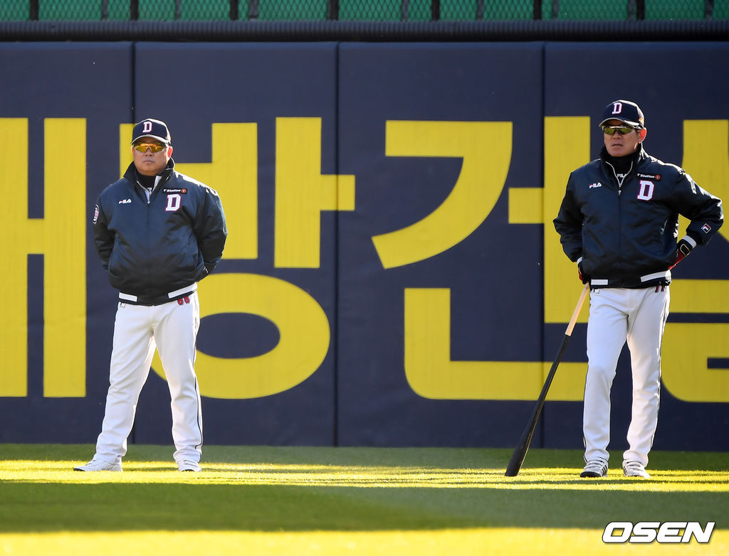 2018시즌 한국시리즈를 앞둔 두산 김태형 감독과 이강철 수석 코치가 외야에서 선수들의 훈련을 지켜보고 있다. /rumi@osen.co.kr