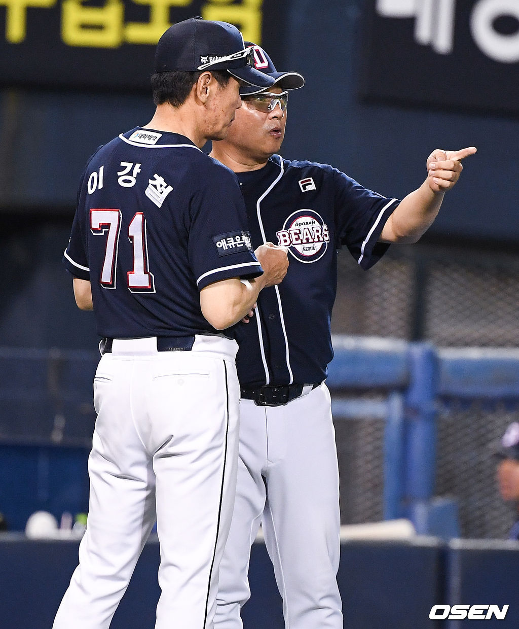 [OSEN=잠실,박준형 기자 ] 2018시즌 김태형 감독이 그라운드로 나서 이강철 수석 코치와 함께 그라운드 나서 손가락 출혈하는 김강률의 교체 지시를 하고 있다. / soul1014@osen.co.kr