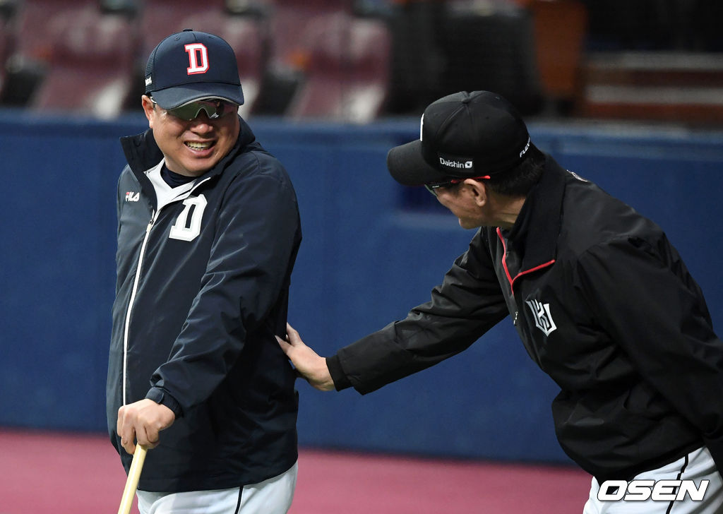 경기에 앞서 두산 김태형 감독과 KT 이강철 감독이 이야기를 나누고 있다./sunday@osen.co.kr