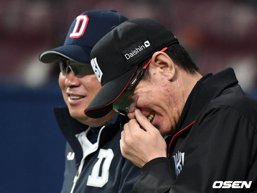 경기에 앞서 두산 김태형 감독과 KT 이강철 감독이 이야기를 나누고 있다./sunday@osen.co.kr