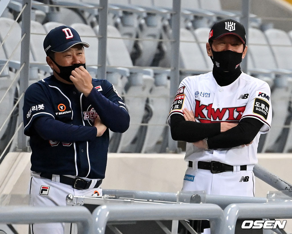 한국시리즈 앞서 두산 김태형 감독과 KT 이강철 감독이 함께 미디어 데이 기자회견 입장을 기다리고 있다. 2021.11.13 /jpnews@osen.co.kr