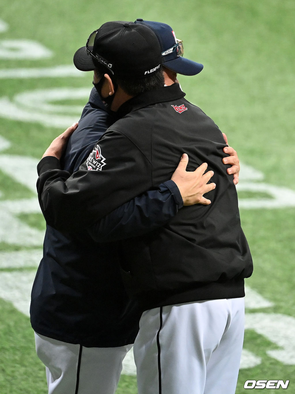 창단 첫 통합우승을 해낸 KT 이강철 감독이 두산 김태형 감독이 포옹으로 인사를 나누고 있다. 2021.11.18 /jpnews@osen.co.kr