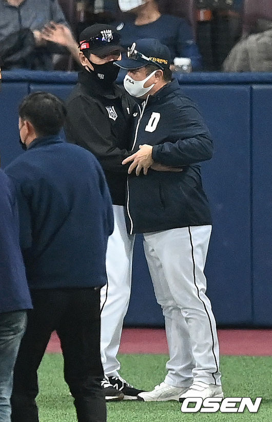 창단 첫 통합우승을 해낸 KT 이강철 감독이 두산 김태형 감독이 포옹으로 인사를 나누고 있다. 2021.11.18 / dreamer@osen.co.kr