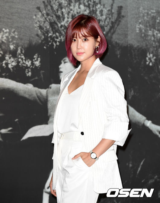 13일 오전 서울 종로구 인사아트센터에서 가수 솔비의 ‘권지안 개인전-Real Reality’ 전시기념 라운드 인터뷰가 진행됐다.<br /><br />가수 솔비가 자신의 작품 앞에서 포즈를 취하고 있다. /sunday@osen.co.kr