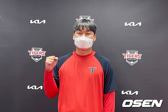 홍상삼이 인터뷰를 마치고 포즈를 취했다.