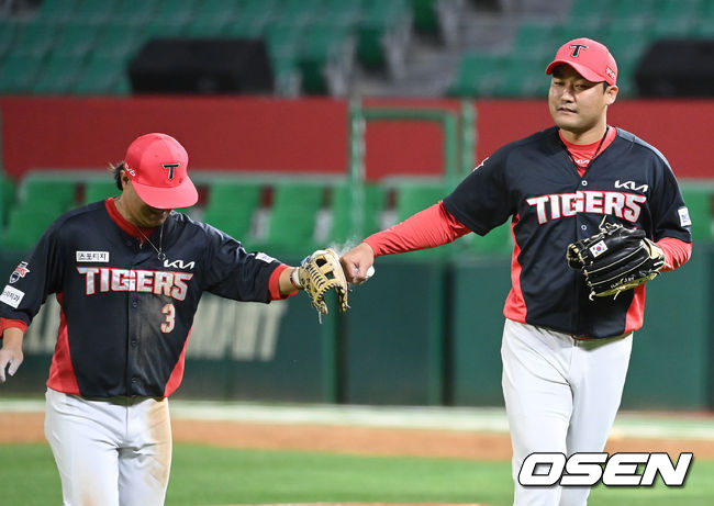 홍상삼이 위기를 막고 2루수 김선빈의 격려를 받고 있다./OSEN DB