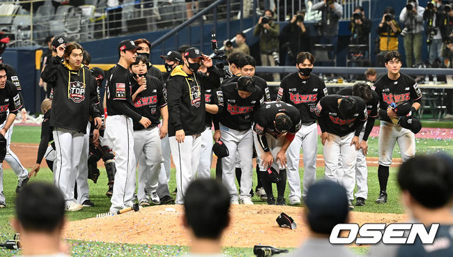 KT 위즈가 창단 첫 한국시리즈 우승을 차지했다.KT는 18일 서울 고척 스카이돔에서 열린 한국시리즈 4차전 두산과의 경기에서 8-4로 승리했다. 이로써 KT는 1~4차전을 모두 승리하면서 4전승 퍼펙트 우승을 달성했다. 7년 연속 한국시리즈에 진출한 두산은 역대 9번째로 4전패 준우승 팀이 됐다. 우승을 차지한 KT 선수들이 두산 선수단과 인사를 나누고 있다. 2021.11.18 /sunday@osen.co.kr