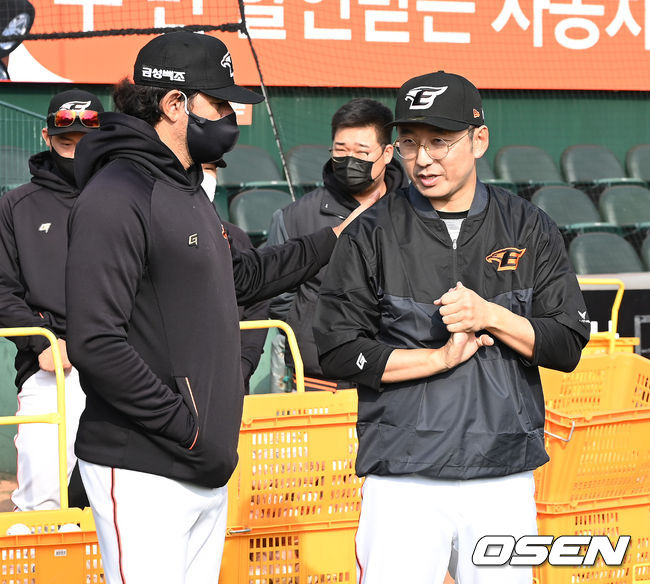 한화 카를로스 수베로 감독과 이지풍 수석 트레이닝 코치가 첫 마무리캠프 미팅에서 인사를 전하고 있다. 2021.11.05 /OSEN DB