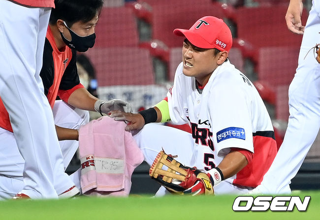 김태진이 타구를 처리하다 손가락을 다치고 통증을 호소하고 있다./OSEN DB