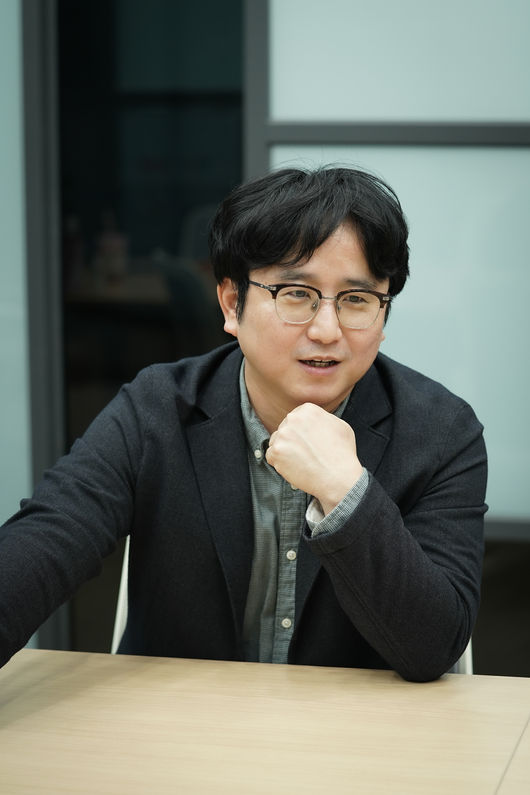 [사진=웨이브 제공] 웨이브 오리지널 드라마 '이렇게 된 이상 청와대로 간다'의 윤성호 감독이 인터뷰에 임했다. 