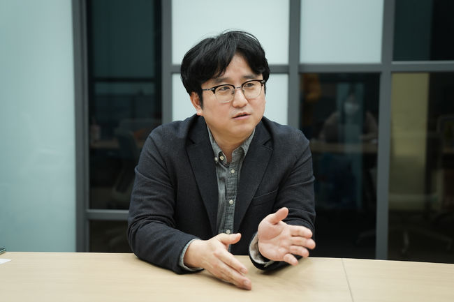 [사진=웨이브 제공] 웨이브 오리지널 드라마 '이렇게 된 이상 청와대로 간다'의 윤성호 감독이 인터뷰에 임했다. 