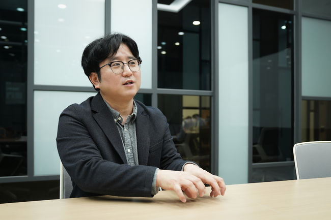 [사진=웨이브 제공] 웨이브 오리지널 드라마 '이렇게 된 이상 청와대로 간다'의 윤성호 감독이 인터뷰에 임했다. 