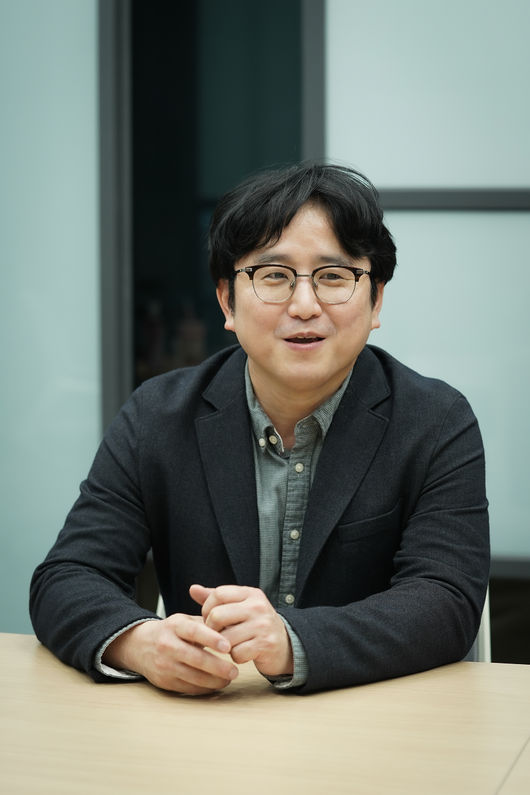 [사진=웨이브 제공] 웨이브 오리지널 드라마 '이렇게 된 이상 청와대로 간다'의 윤성호 감독이 인터뷰에 임했다. 