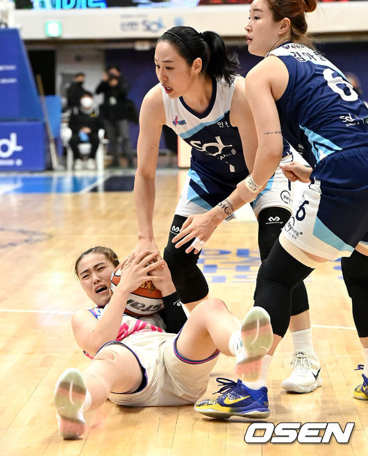 22일 오후 인천 도원체육관에서 ‘삼성생명 2021-22 여자프로농구' 신한은행과 삼성생명의 경기가 열렸다.4쿼터, 삼성생명 이명관과 신한은행 곽주영-김아름이 루즈볼 다툼을 벌이고 있다. 2021.11.22 / dreamer@osen.co.kr