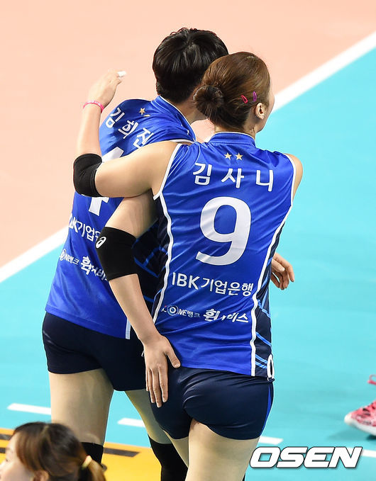 선수 시절 김사니(오른쪽)가 김희진을 격려하고 있다. /OSEN DB