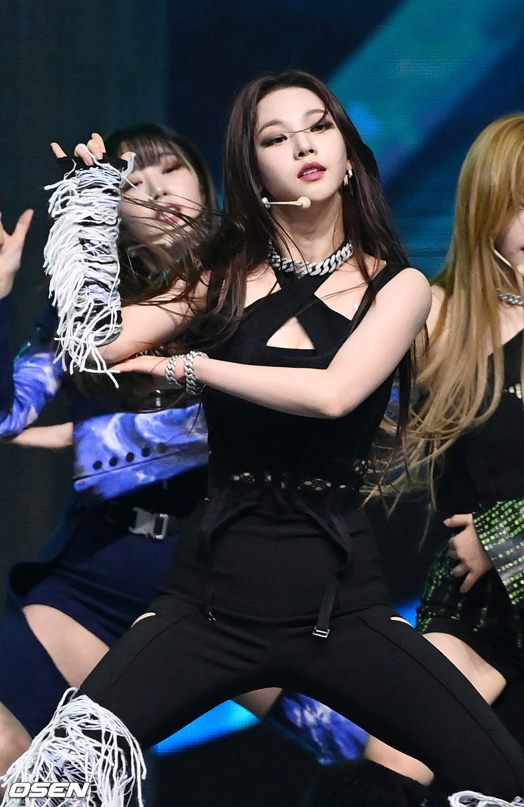 에스파(aespa) 카리나가 화려한 무대를 선보이고 있다. 2021.11.14 / rumi@osen.co.kr