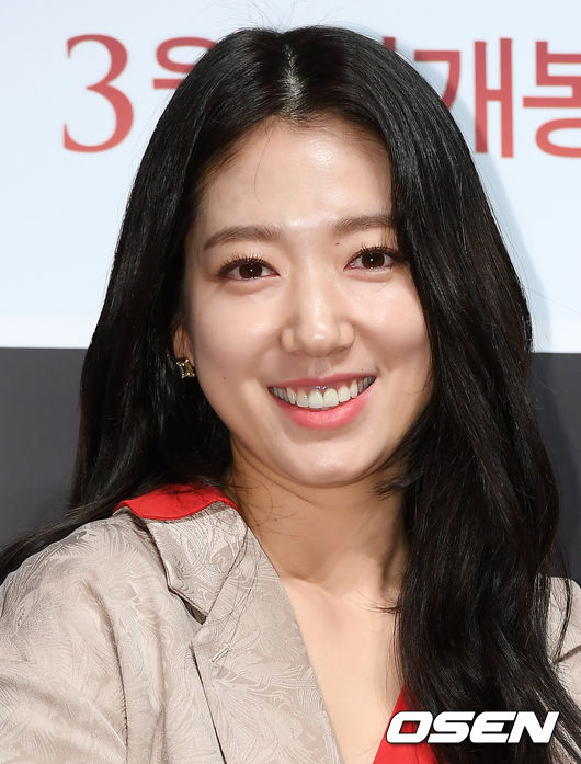 배우 박신혜가 미소를 짓고 있다. /cej@osen.co.kr
