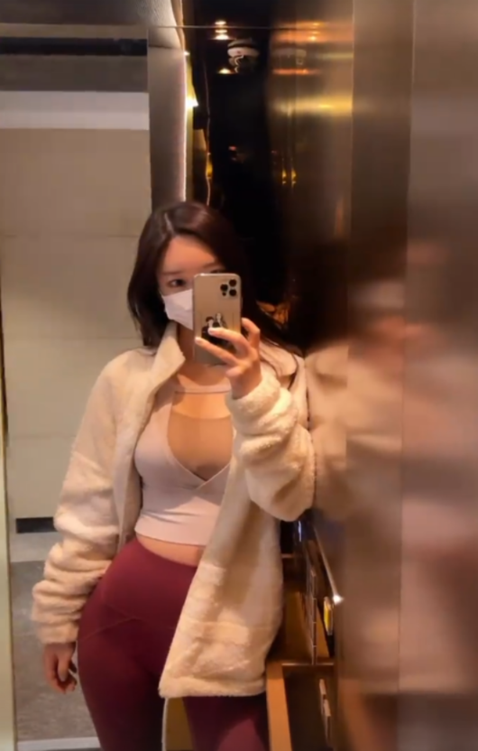 &apos;싱글맘&apos; 야옹이 작가, 착시 일으키는 누드톤 패션..골반이 예술이야