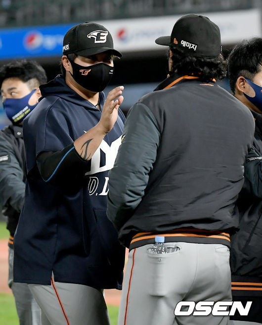한화 윤호솔이 수베로 감독과 하이파이브를 하고 있다. /OSEN DB