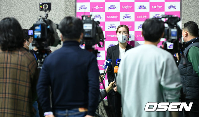 23일 오후 인천 부평구 인천삼산월드체육관에서 2021-2022 도드람 V-리그 여자부 정규리그 프로배구 흥국생명과 IBK기업은행의 경기가 진행됐다.경기에 앞서 IBK기업은행 김사니 감독대행이 인터뷰를 하고 있다. 2021.11.23 /sunday@osen.co.kr