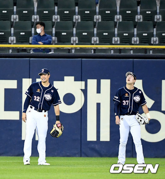 두산 김재환(왼쪽)과 박건우가 수비 도중 외야에서 이야기를 나누고 있다. /OSEN DB