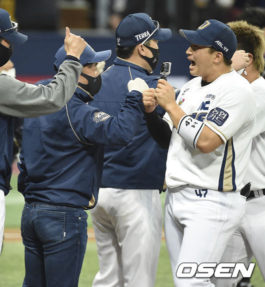 2020년 한국시리즈 우승 뒤 NC 나성범이 김택진 구단주와 하이파이브를 하고 있다. /OSEN DB