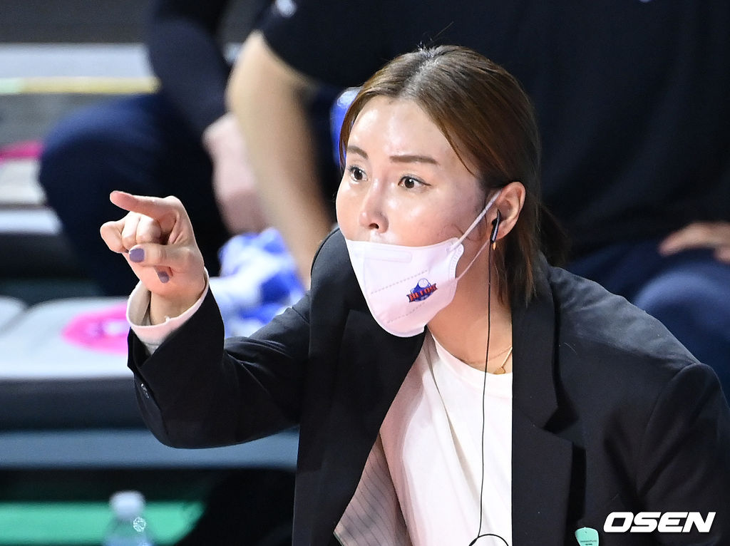 23일 인천삼산월드체육관에서 열린 2021-2022 도드람 V-리그 여자부 정규리그 프로배구 흥국생명과 IBK기업은행의 경기, 김사니 감독대행이 작전을 지시하고 있다. 2021.11.23 /sunday@osen.co.kr