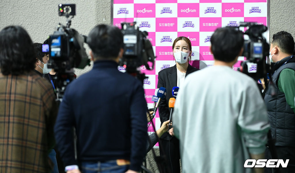 23일 인천삼산월드체육관에서 열린 2021-2022 도드람 V-리그 여자부 정규리그 프로배구 흥국생명과 IBK기업은행의 경기, 김사니 감독대행이 인터뷰를 하고 있다. 2021.11.23 /sunday@osen.co.kr