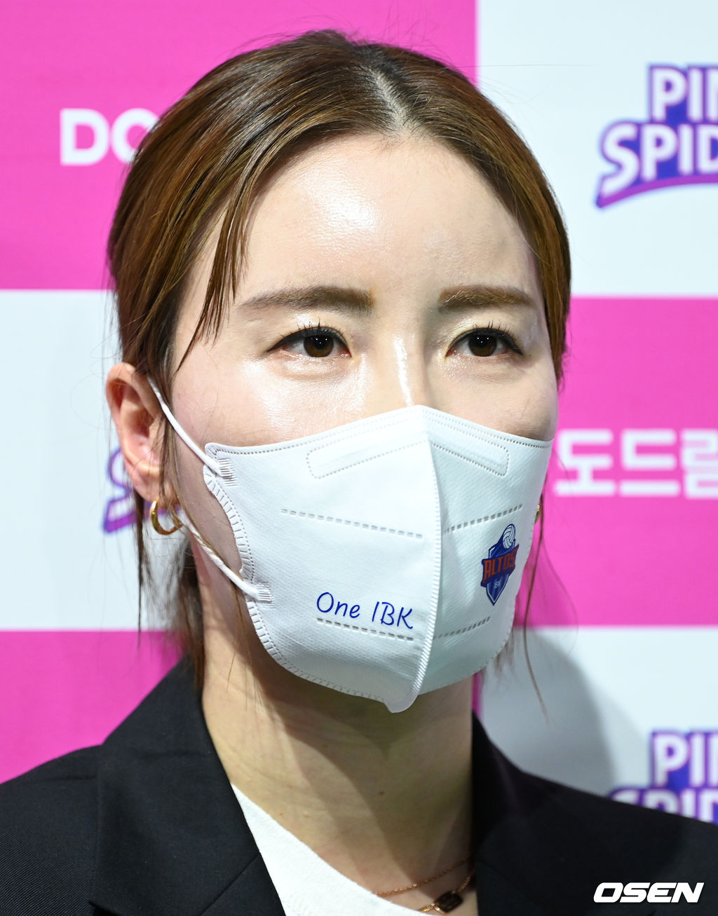 23일 인천삼산월드체육관에서 열린 2021-2022 도드람 V-리그 여자부 정규리그 프로배구 흥국생명과 IBK기업은행의 경기, 김사니 감독대행이 인터뷰를 하고 있다. 2021.11.23 /sunday@osen.co.kr