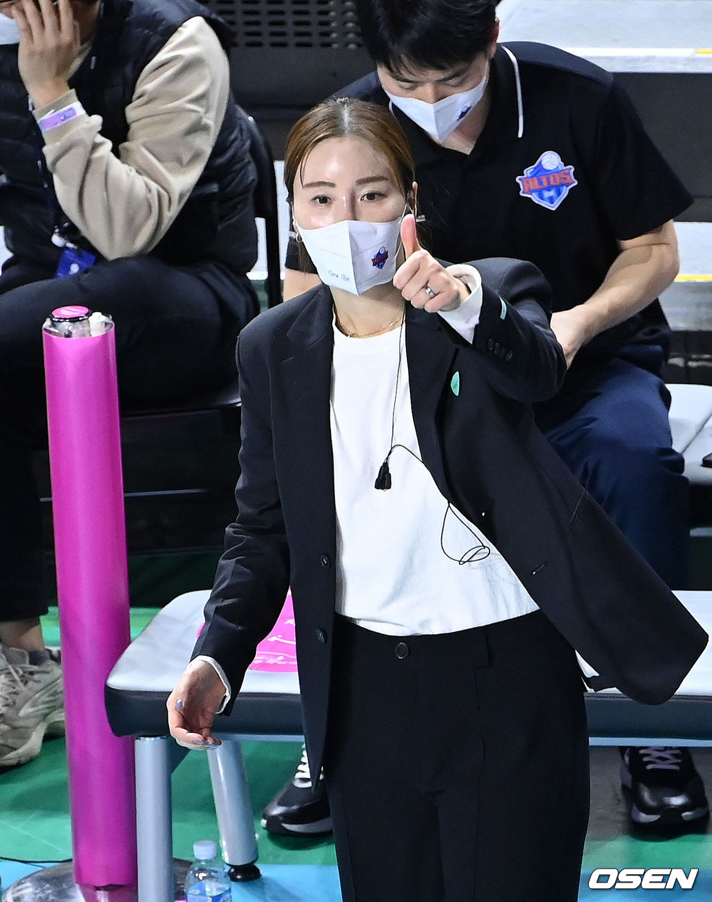 23일 인천삼산월드체육관에서 열린 2021-2022 도드람 V-리그 여자부 정규리그 프로배구 흥국생명과 IBK기업은행의 경기, 김사니 감독대행이 작전을 지시하고 있다. 2021.11.23 /sunday@osen.co.kr