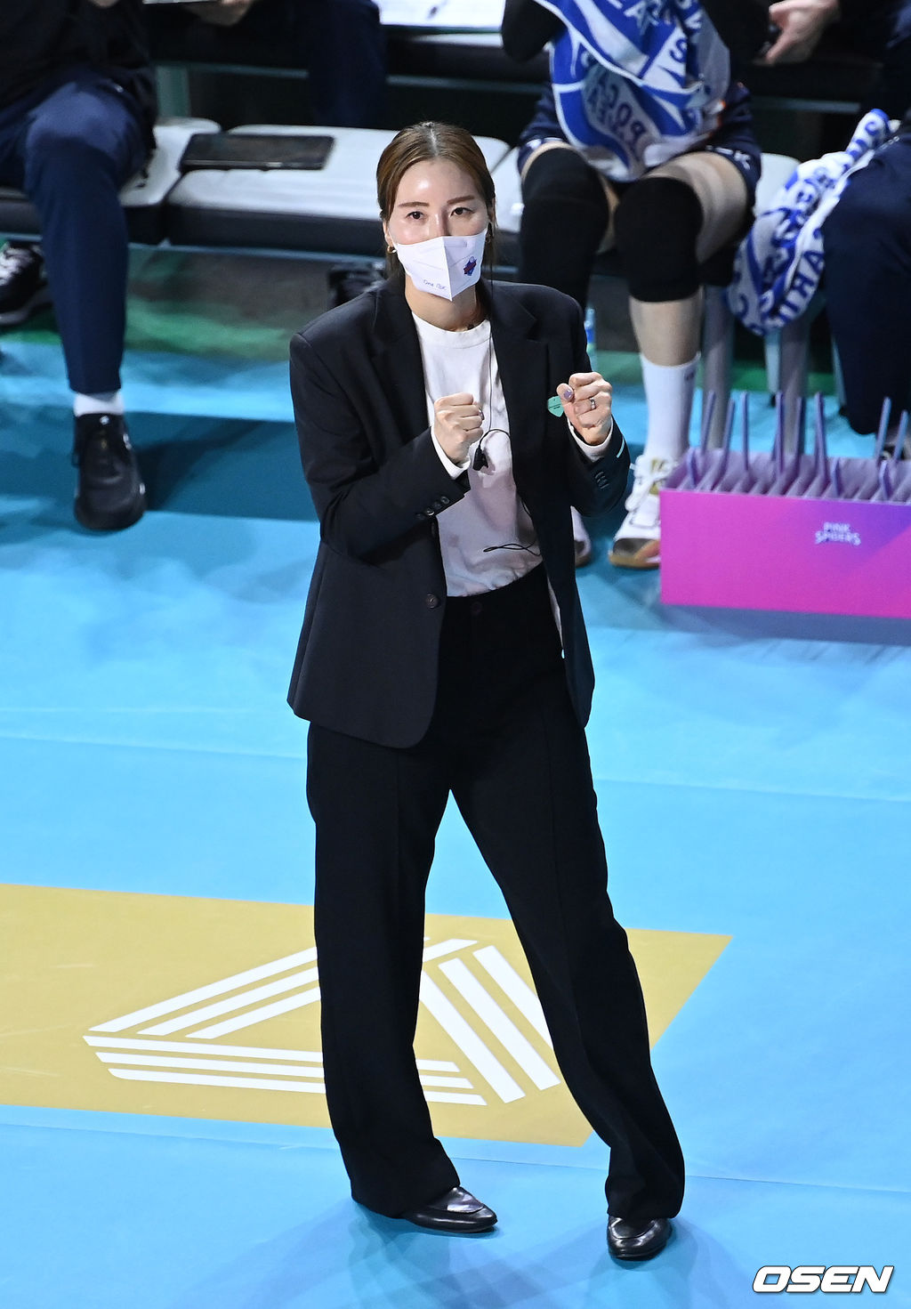 23일 인천삼산월드체육관에서 열린 2021-2022 도드람 V-리그 여자부 정규리그 프로배구 흥국생명과 IBK기업은행의 경기, 김사니 감독대행이 작전을 지시하고 있다. 2021.11.23 /sunday@osen.co.kr