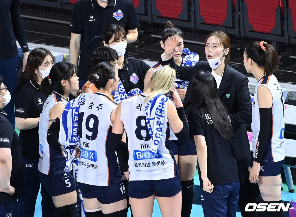 23일 인천삼산월드체육관에서 열린 2021-2022 도드람 V-리그 여자부 정규리그 프로배구 흥국생명과 IBK기업은행의 경기, 김사니 감독대행이 작전을 지시하고 있다. 2021.11.23 /sunday@osen.co.kr