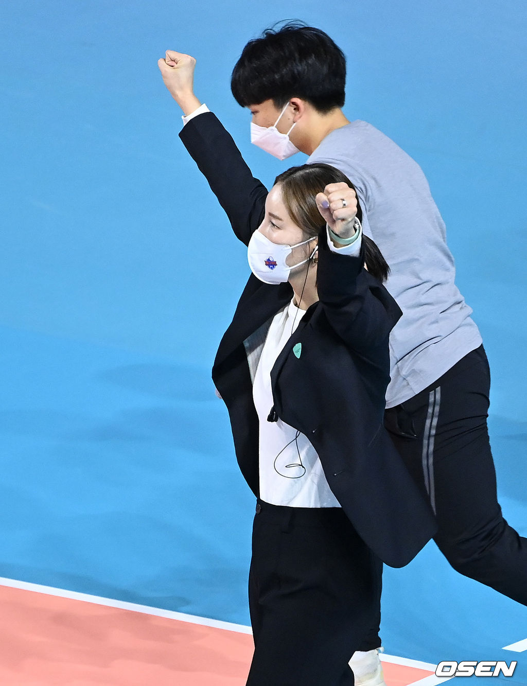 23일 인천삼산월드체육관에서 열린 2021-2022 도드람 V-리그 여자부 정규리그 프로배구 흥국생명과 IBK기업은행의 경기, 김사니 감독대행이 득점에 환호하고 있다. 2021.11.23 /sunday@osen.co.kr