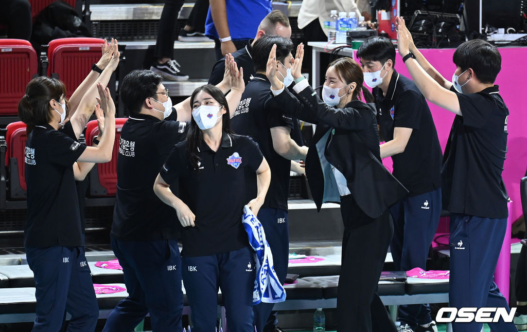 23일 인천삼산월드체육관에서 열린 2021-2022 도드람 V-리그 여자부 정규리그 프로배구 흥국생명과 IBK기업은행의 경기, 김사니 감독대행이 코칭스태프와 승리의 기쁨을 나누고 있다. 2021.11.23 /sunday@osen.co.kr