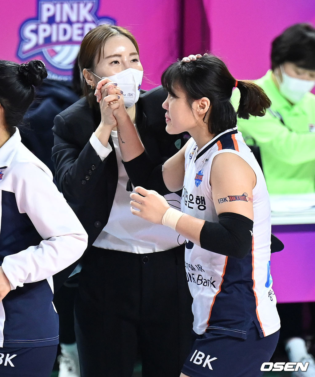 23일 인천삼산월드체육관에서 열린 2021-2022 도드람 V-리그 여자부 정규리그 프로배구 흥국생명과 IBK기업은행의 경기, 김사니 감독대행이 선수들과 승리의 기쁨을 나누고 있다. 2021.11.23 /sunday@osen.co.kr