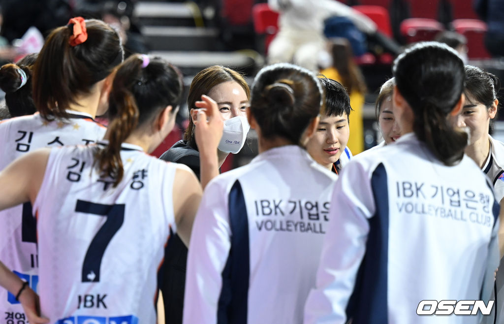 23일 인천삼산월드체육관에서 열린 2021-2022 도드람 V-리그 여자부 정규리그 프로배구 흥국생명과 IBK기업은행의 경기, 김사니 감독대행이 선수들과 승리의 기쁨을 나누고 있다. 2021.11.23 /sunday@osen.co.kr