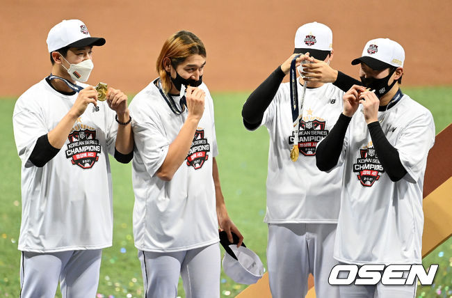 KT 고영표, 이대은, 배제성이 우승 메달을 깨무는 시늉을 하고 있다. 2021.11.18 /jpnews@osen.co.kr