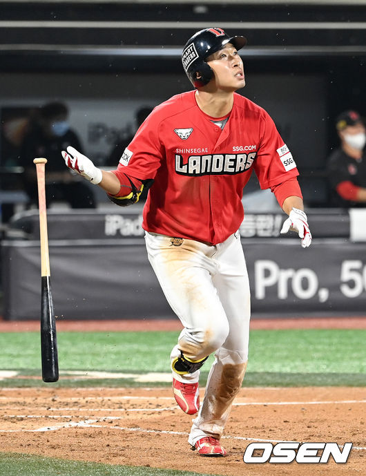 SSG 랜더스 고종욱이 안타를 치고 있다./OSEN DB 