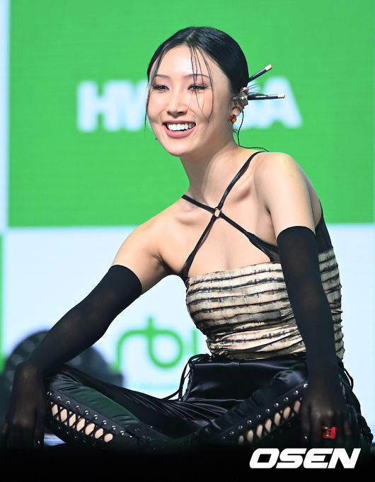 24일 오후 서울 광진구 예스24 라이브홀에서 가수 화사의 두 번째 싱글 앨범 ‘Guilty Pleasure’(길티 플레저) 발매 기념 쇼케이스가 열렸다.화사의 타이틀곡 ‘I’m a 빛‘(암어빛)은 화사가 외국 프로듀서진과 처음으로 협업한 곡으로, 화사 역시 작사에 참여해 자신만의 개성과 색깔을 녹여냈다. 화사가 포즈를 취하고 있다.  21.11.24 /cej@osen.co.kr