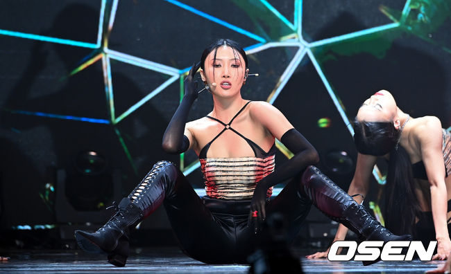 24일 오후 서울 광진구 예스24 라이브홀에서 가수 화사의 두 번째 싱글 앨범 ‘Guilty Pleasure’(길티 플레저) 발매 기념 쇼케이스가 열렸다.화사의 타이틀곡 ‘I’m a 빛‘(암어빛)은 화사가 외국 프로듀서진과 처음으로 협업한 곡으로, 화사 역시 작사에 참여해 자신만의 개성과 색깔을 녹여냈다. 화사가 멋진 무대를 선보이고 있다. 21.11.24 /cej@osen.co.kr