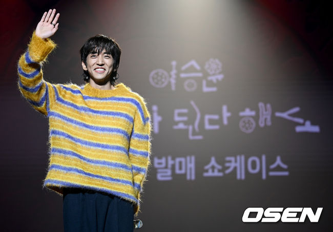 24일 오후 서울 용산구 이촌동 노들섬 라이브하우스에서 이승윤의 ‘폐허가 된다 해도’ 발매 기념 쇼케이스가 열렸다. ‘폐허가 된다 해도’는 반복되는 허무, 희망, 좌절, 용기의 뒤엉킴 속에서 그럼에도 불구하고 우리를 살게 하는 것들, 각자를 살게 하는 것들에 관한 이야기를 풀어냈다. 가수 이승윤이 취재진을 향해 포즈를 취하고 있다. 2021.11.24 /ksl0919@osen.co.kr