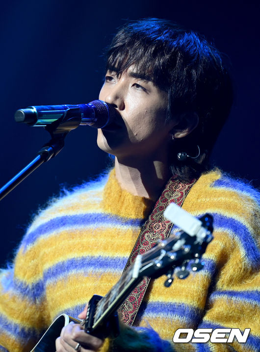 24일 오후 서울 용산구 이촌동 노들섬 라이브하우스에서 이승윤의 ‘폐허가 된다 해도’ 발매 기념 쇼케이스가 열렸다. ‘폐허가 된다 해도’는 반복되는 허무, 희망, 좌절, 용기의 뒤엉킴 속에서 그럼에도 불구하고 우리를 살게 하는 것들, 각자를 살게 하는 것들에 관한 이야기를 풀어냈다. 가수 이승윤이 공연을 펼치고 있다. 2021.11.24 /ksl0919@osen.co.kr